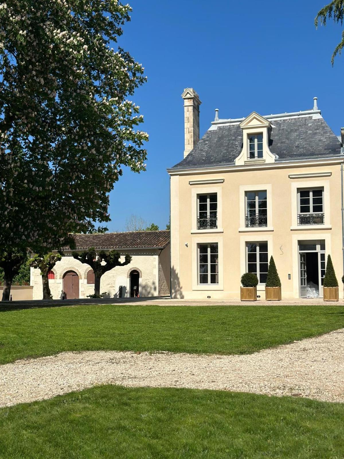 Hotel Domaine De L'Ecorcerie Fontaine-le-Comte Exterior foto